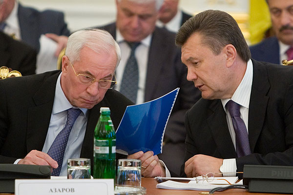 Азаров рассказал, как американцы обманули Януковича