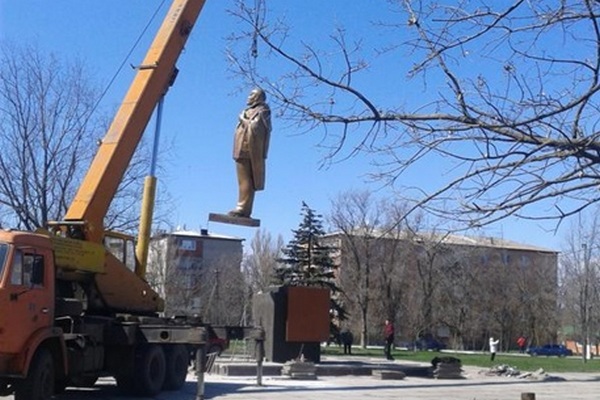 В Новоазовске Донецкой области установлен памятник Ленину 