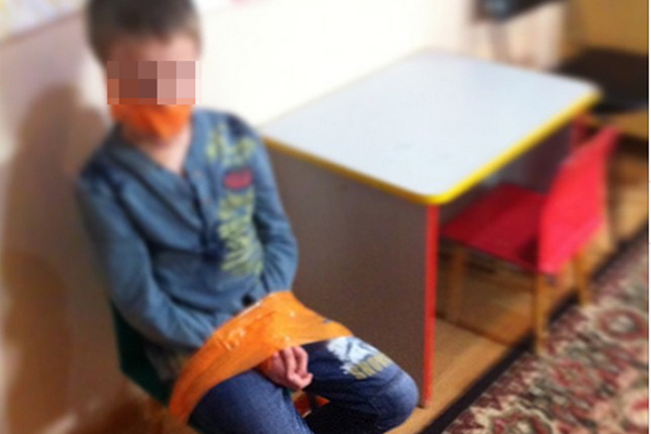 Педагоги привязали ребенка к стулу на глазах матери 