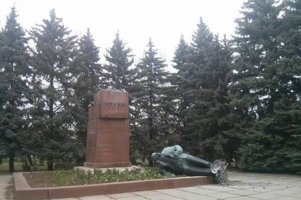 В Харькове за ночь разрушили сразу два памятника Ленину
