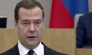 Медведев: экономика России страдает и в 2015 году