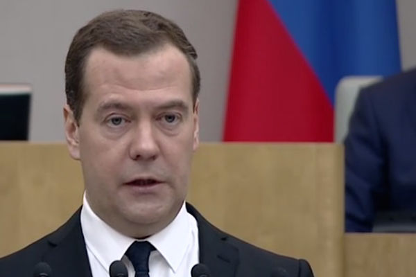 Медведев: экономика России страдает и в 2015 году 