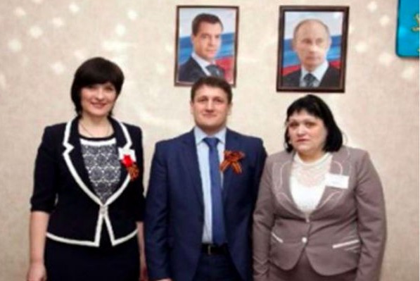 СБУ проверит харьковских учителей, сделавших фото на фоне портрета Путина