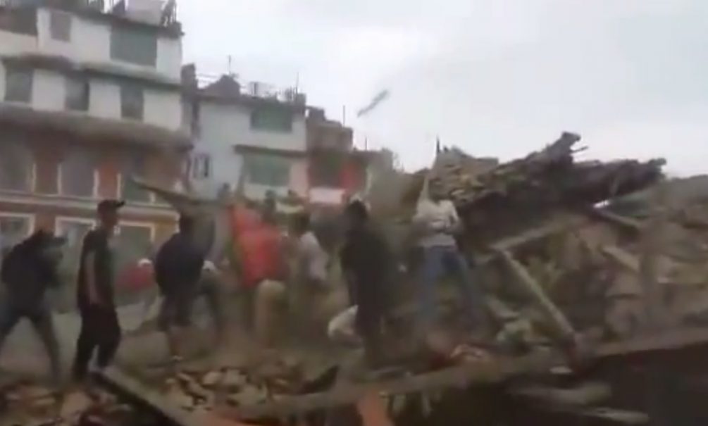 Землетрясение в Непале: под обломками могут находиться сотни людей 