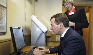 Правительство и Дума не будут менять сайты вслед за Путиным