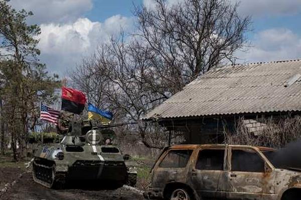 Украинские броневики под флагами США пошли в атаку на ополчение Донбасса