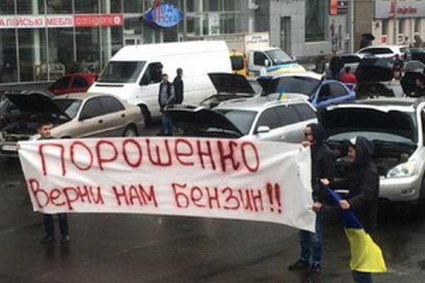 Возмущенные автомобилисты перекрыли центр Харькова 