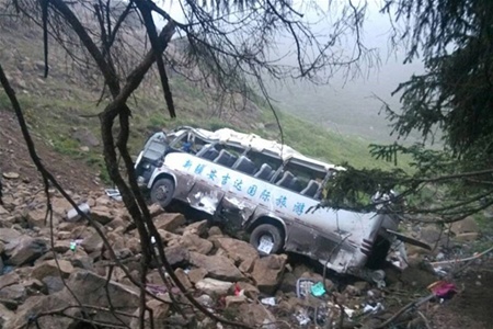 Автобус упал с обрыва в Китае, десятки жертв 