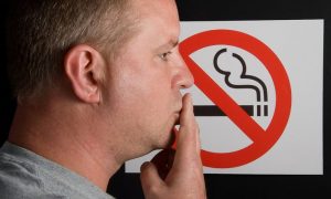 Депутаты Госдумы могут отменить запрет на курение в аэропортах и поездах