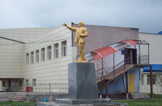 В Запорожской области жители восстановили памятник Ленину