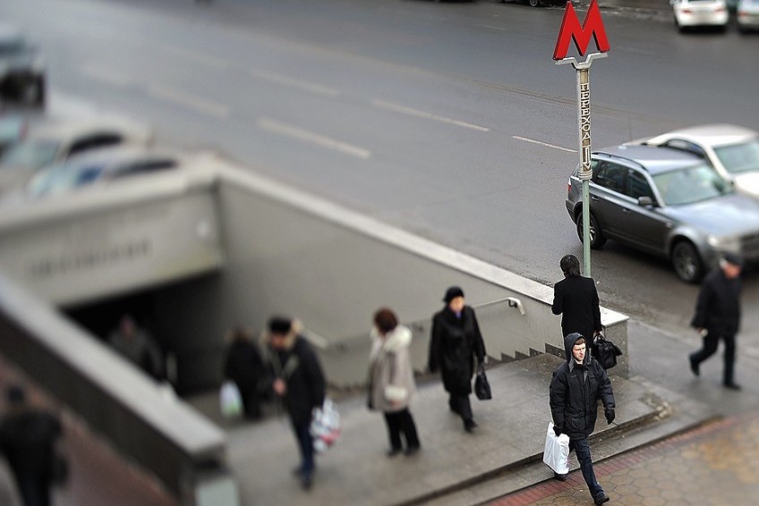 На выходах метро в Москве положат коврики, очищающие обувь пассажиров 