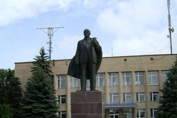 В Новоазовске повредили памятник Ленину 