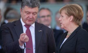 Порошенко пожаловался Меркель на новые бои под Донецком