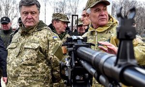 Порошенко и Яценюк испытали новые виды пулеметов