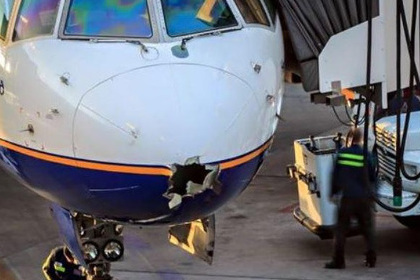 Молния пробила дыру в пассажирском Boeing 757 