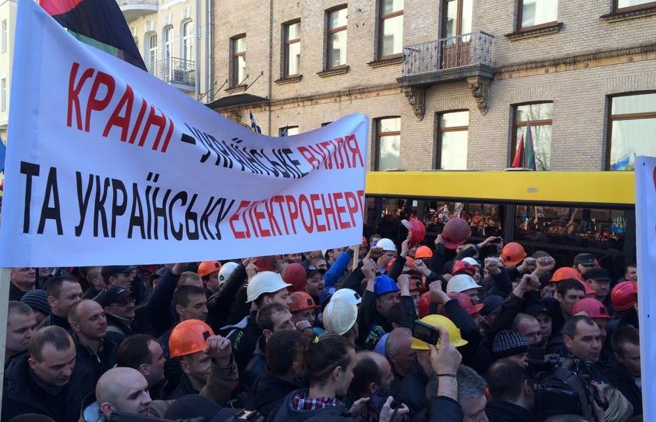 Тысяча шахтеров штурмует администрацию Порошенко в Киеве 