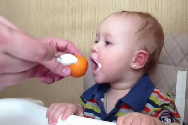Необычные видеоуроки по кормлению и укачиванию младенцев стали хитами YouTube 