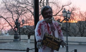 В центре Одессы повесили кровавое чучело Порошенко