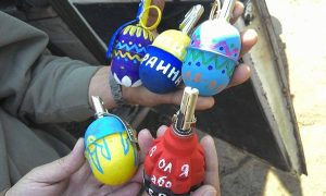 Украинские боевики раскрасили «пасхальные гранаты»