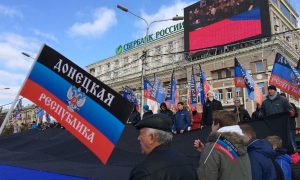 В Донецке начался парад в честь годовщины проведения референдума