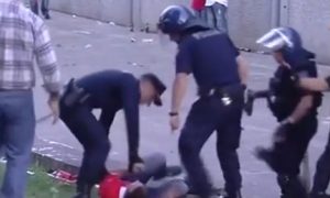 Португальские копы избили болельщика на глазах его детей и отца