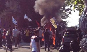 У Рады начали разгонять протестующих из водометов