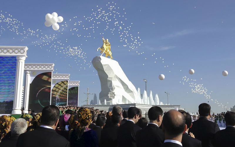 В Туркмении поставили памятник своему президенту Бердымухамедову 