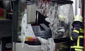 Два автобуса с корейскими и китайскими туристами столкнулись лоб в лоб