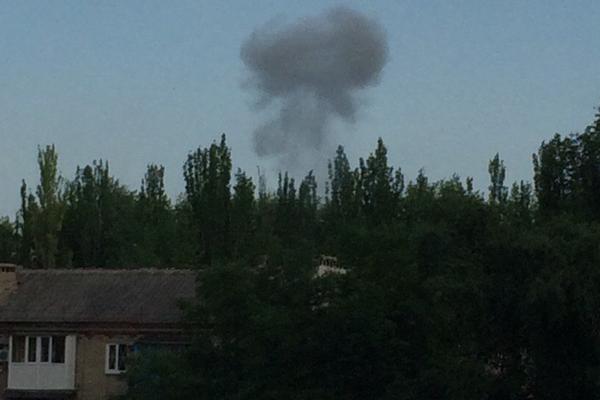 Донецк содрогнулся от сильного взрыва, поднялся черный гриб 