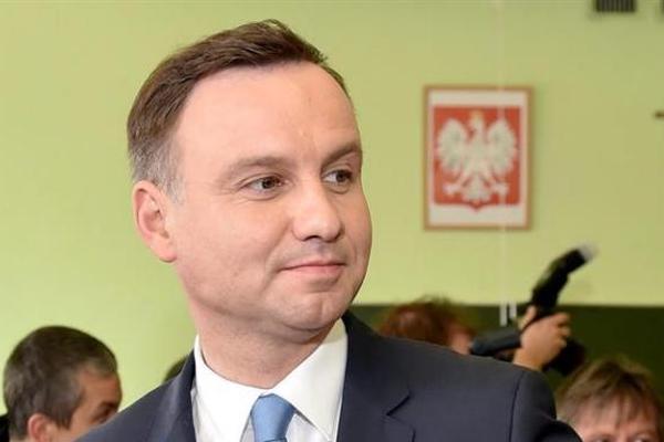 Оппозиционный кандидат выигрывает первый тур выборов президента Польши 