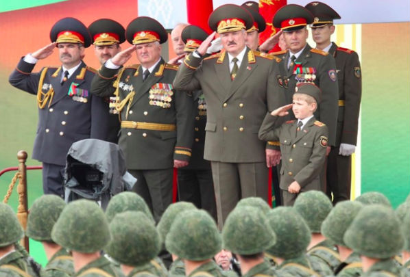 Сын Лукашенко пришел на парад в форме верховного главнокомандующего