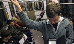 В вагонах московского метро появятся зарядки для мобильных телефонов