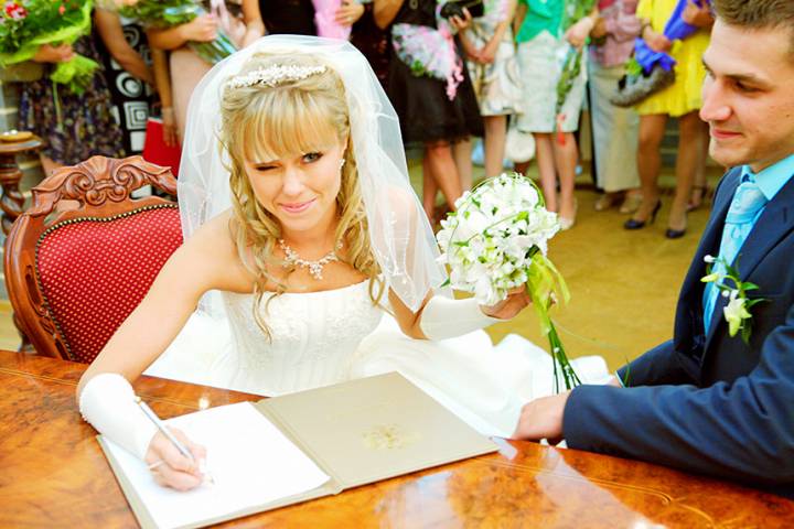 Взявшим фамилию жены или мужа разрешат не менять документы 