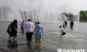 Московские выпускники отметили последний звонок купанием в фонтанах