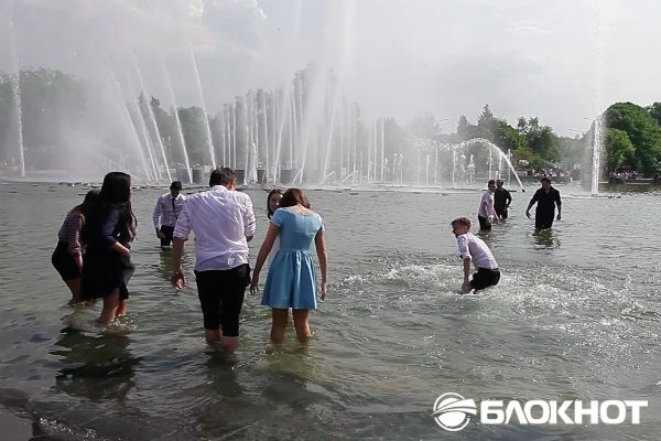 Московские выпускники отметили последний звонок купанием в фонтанах 