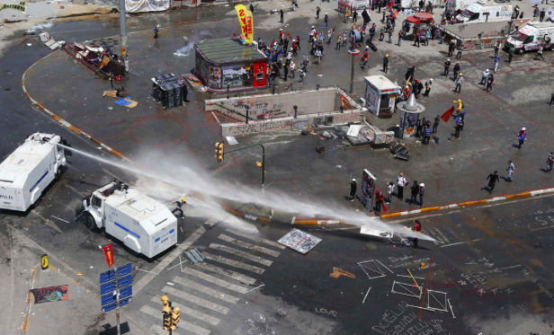 Первомайских демонстрантов в Стамбуле разгоняли водометами 