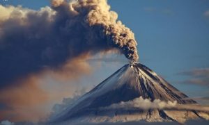 Восьмикилометровый столб пепла выбросил вулкан Жупановский на Камчатке