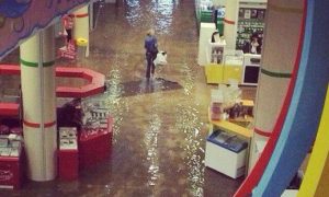 Ливень затопил крупный торговый центр в Челябинске