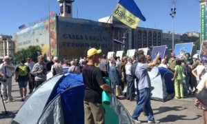 В центре Киева вновь, как грибы, растут палатки с протестующими