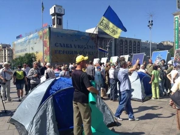 В центре Киева вновь, как грибы, растут палатки с протестующими 