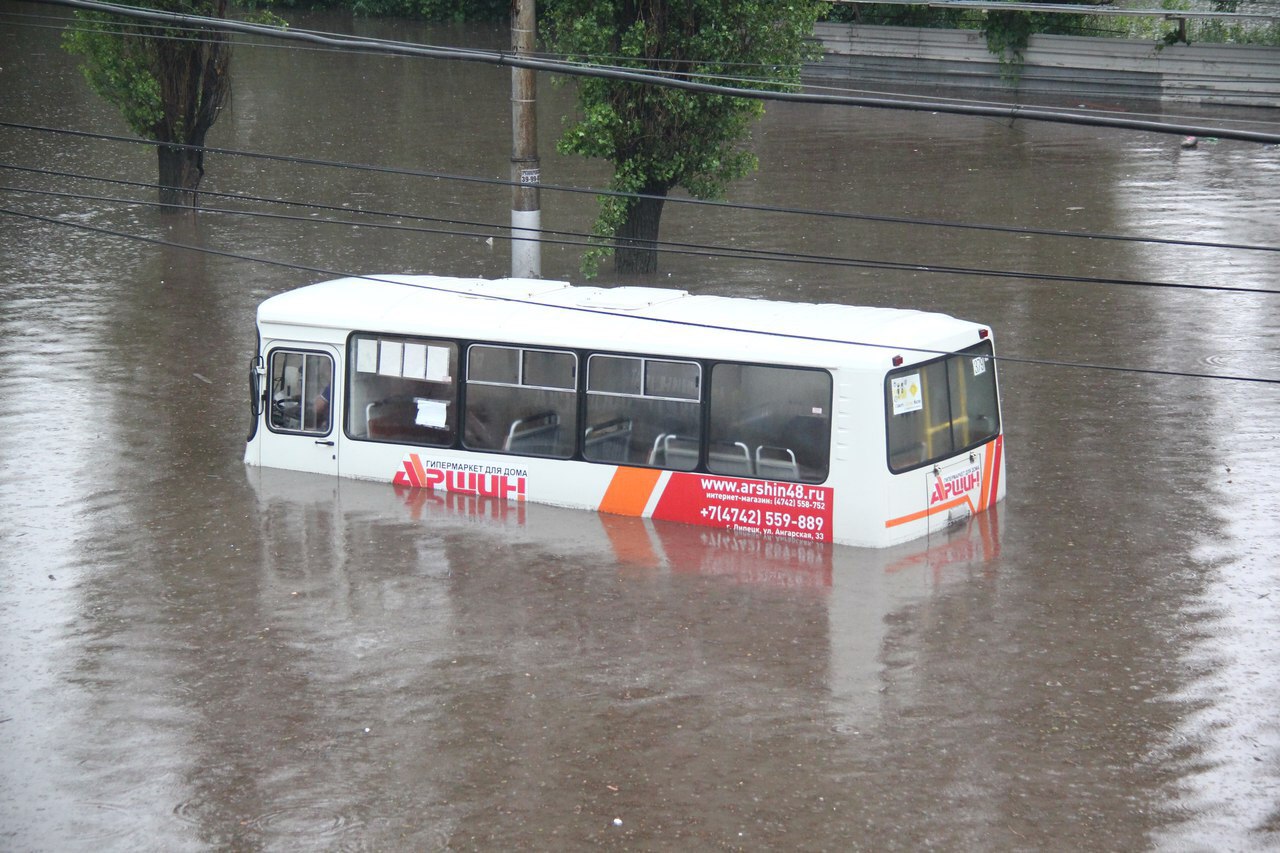 В окне автобуса поплыл. Автобус в воде. Автобус лужа. Трамвай на воде. Водный автобус.