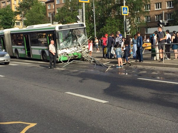 В Москве автобус врезался в остановку с людьми, погиб ребенок 