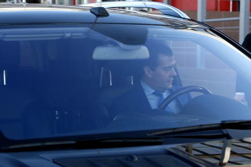 Медведев сел за руль авто из кортежа в Калининграде 