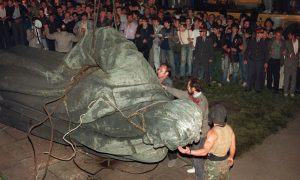 Коммунистам разрешили референдум о восстановлении памятника Дзержинскому