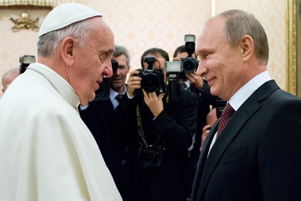 Итальянские СМИ разъяснили США, почему Папа Римский расположен к Путину 