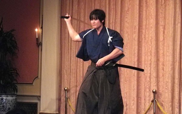 Мастер боевых искусств проиграл роботу-самураю 