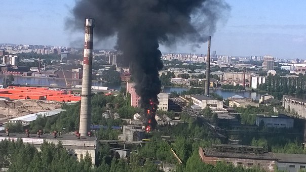 В Петербурге горел лакокрасочный завод, пострадали двое 