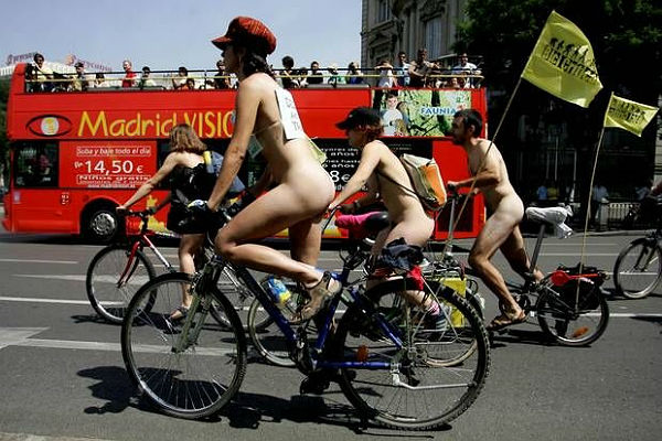Обнаженные велосипедисты устроили акцию протеста в Брюсселе 