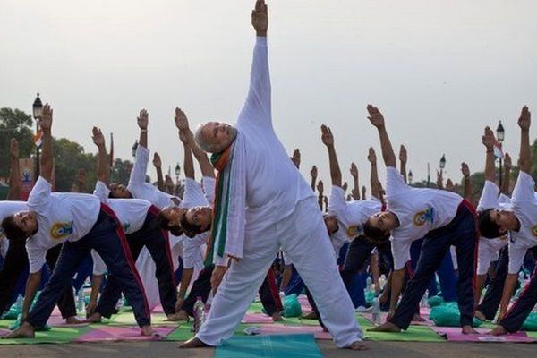 Премьер-министр Индии провел занятие по йоге для 35 тысяч человек 