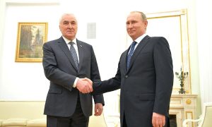 Путин поговорил с главой Южной Осетии об углублении отношений